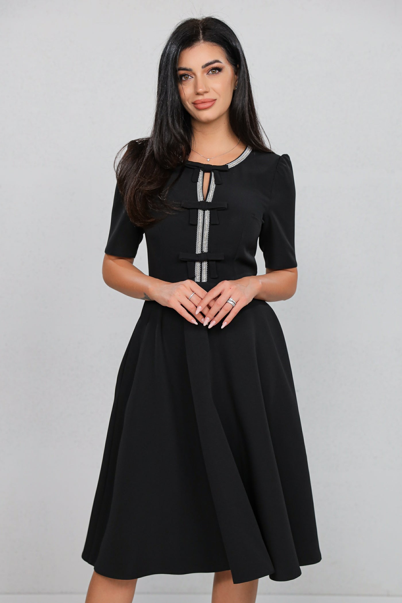 Rochie MBG Neagră cu Mânecă Scurtă și Bandă Stilizată