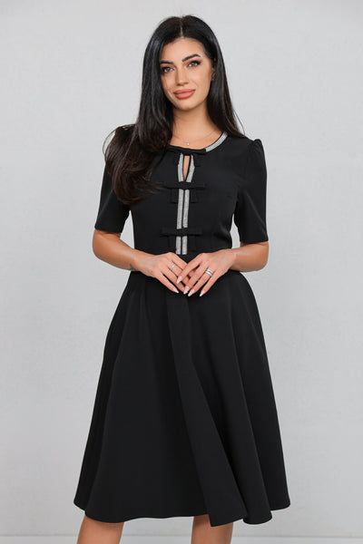 Rochie MBG Neagră cu Mânecă Scurtă și Bandă Stilizată