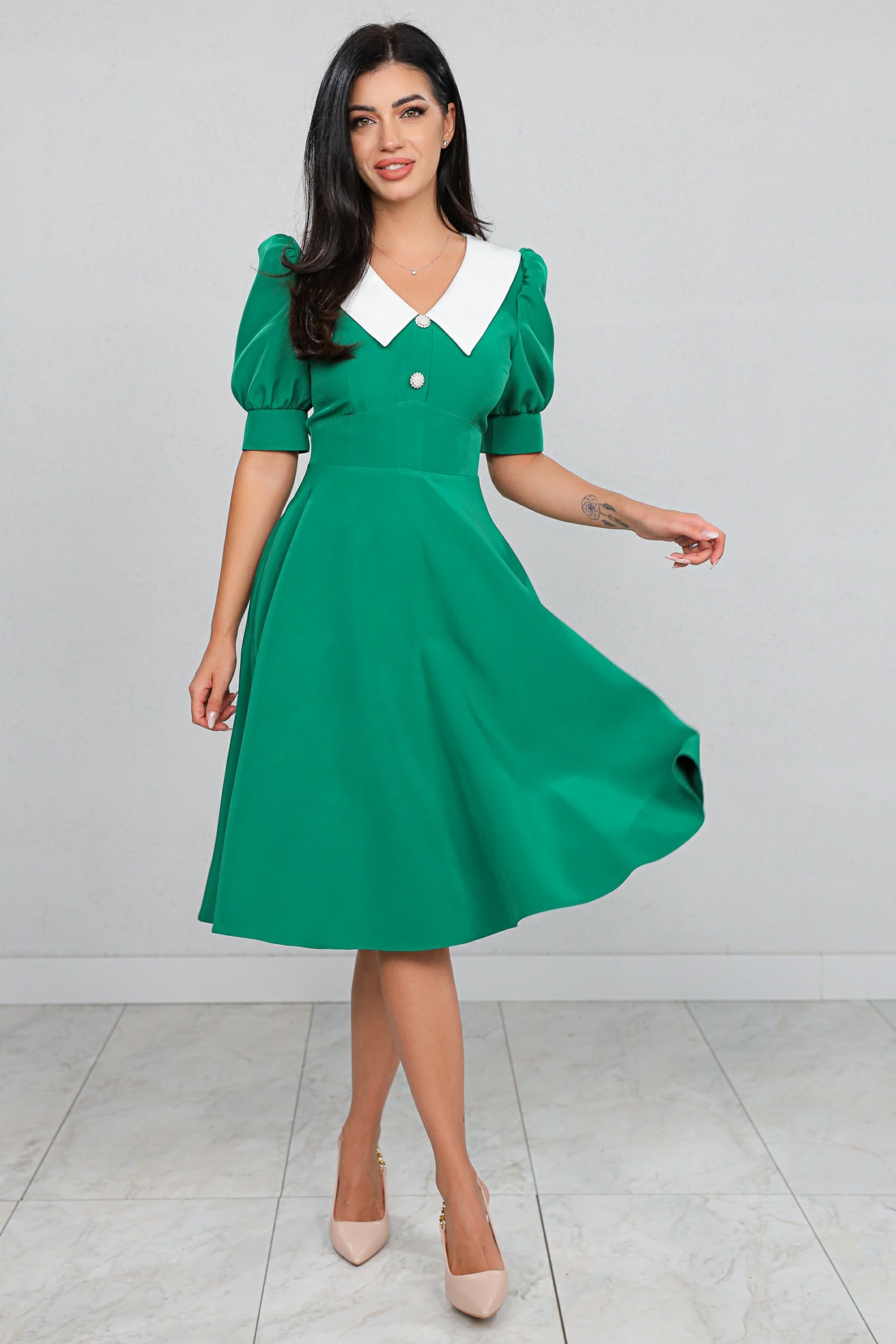 Rochie MBG Verde cu Guler Stilizat și Mânecă Bufantă