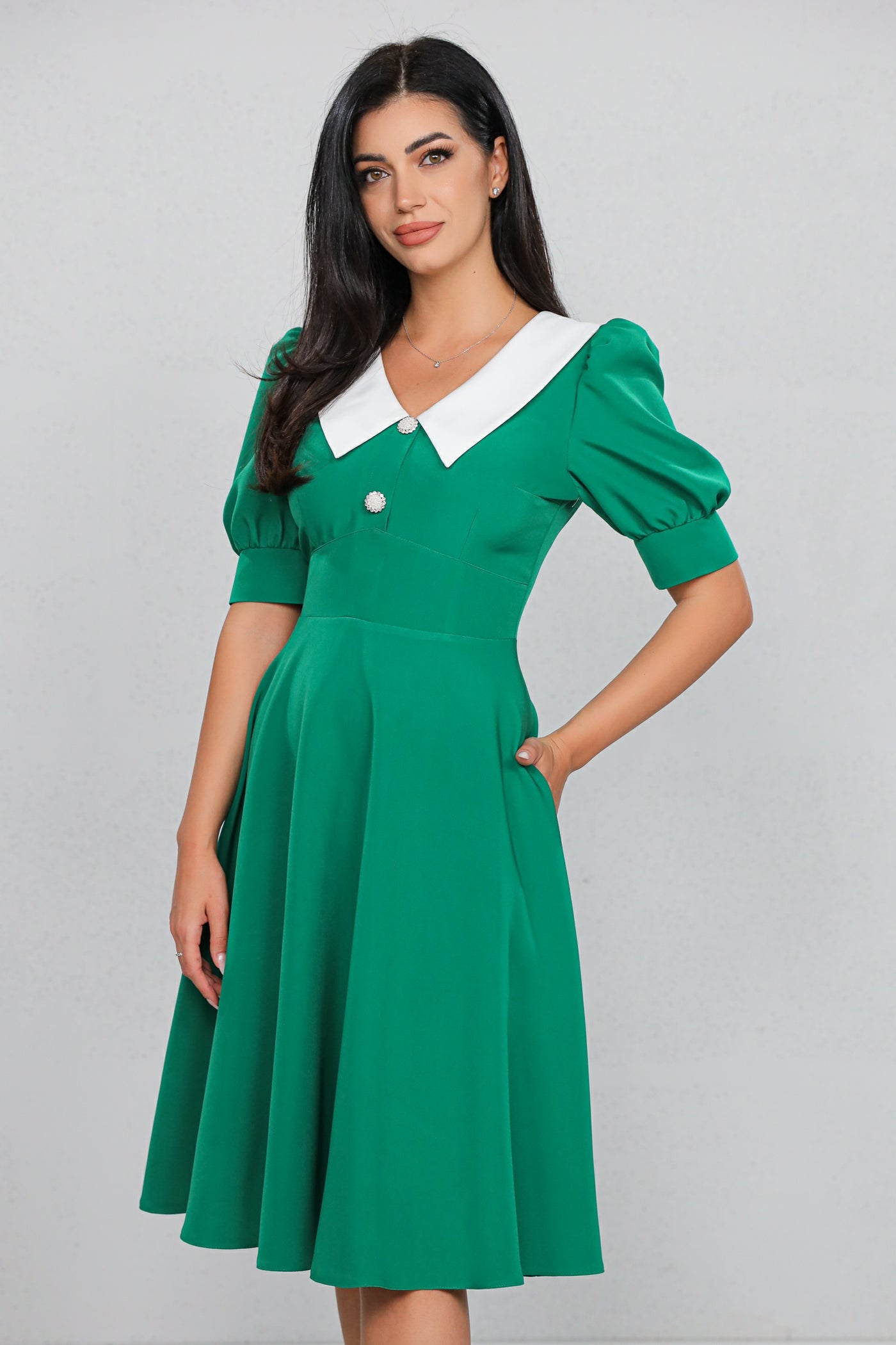 Rochie MBG Verde cu Guler Stilizat și Mânecă Bufantă
