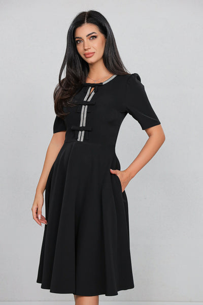 Rochie MBG Neagră cu Mânecă Scurtă și Bandă Stilizată