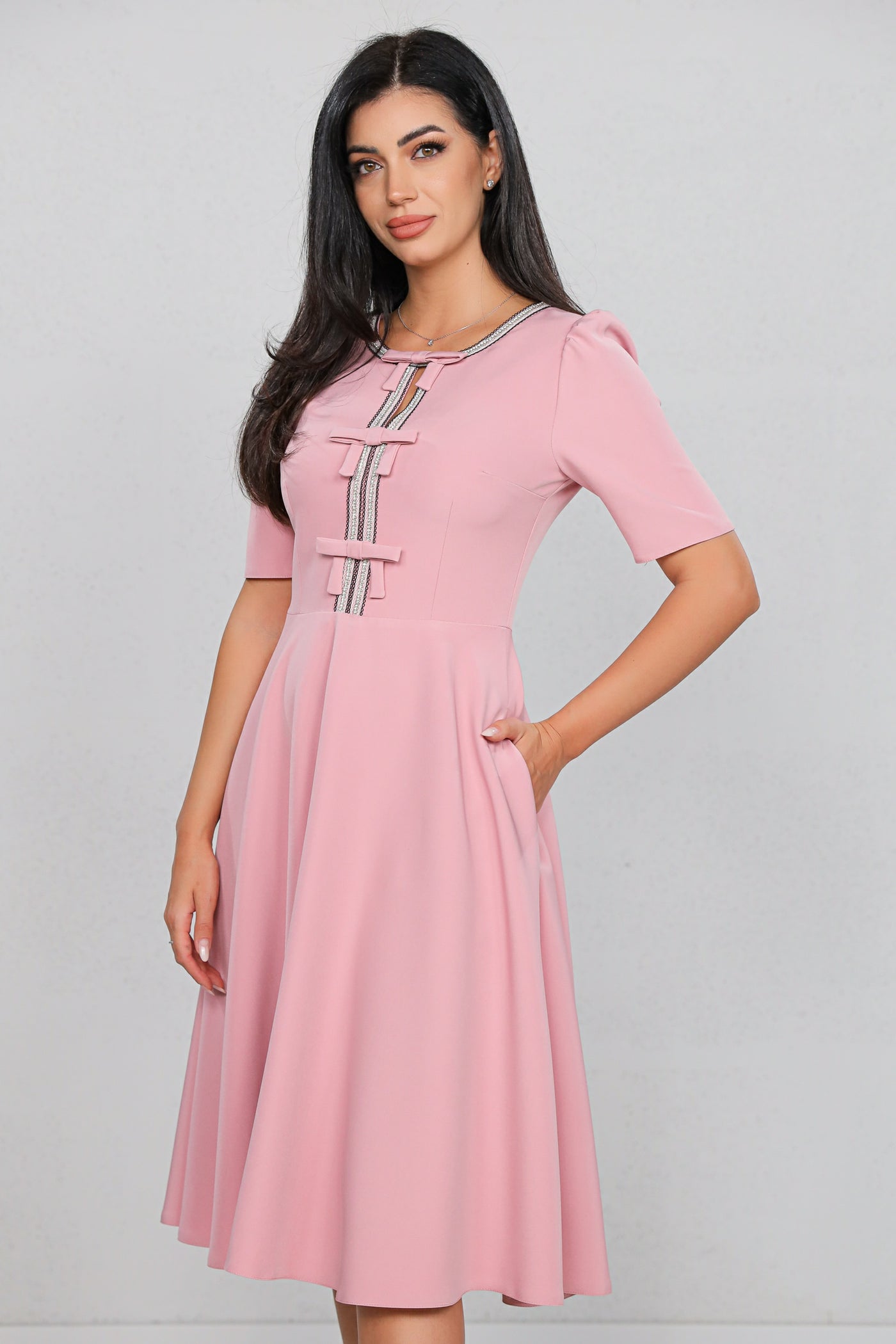 Rochie MBG Roz cu Mânecă Scurtă și Bandă Stilizată