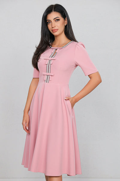 Rochie MBG Roz cu Mânecă Scurtă și Bandă Stilizată