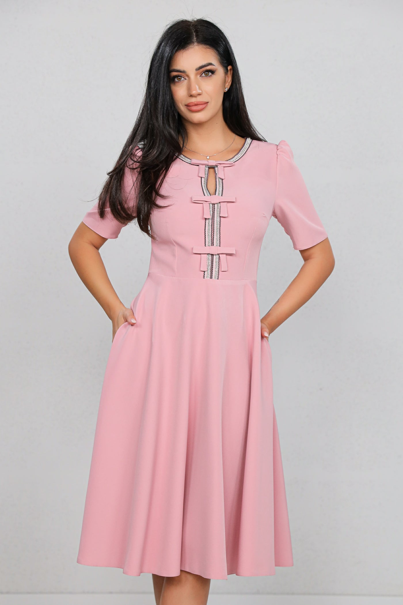 Rochie MBG Roz cu Mânecă Scurtă și Bandă Stilizată