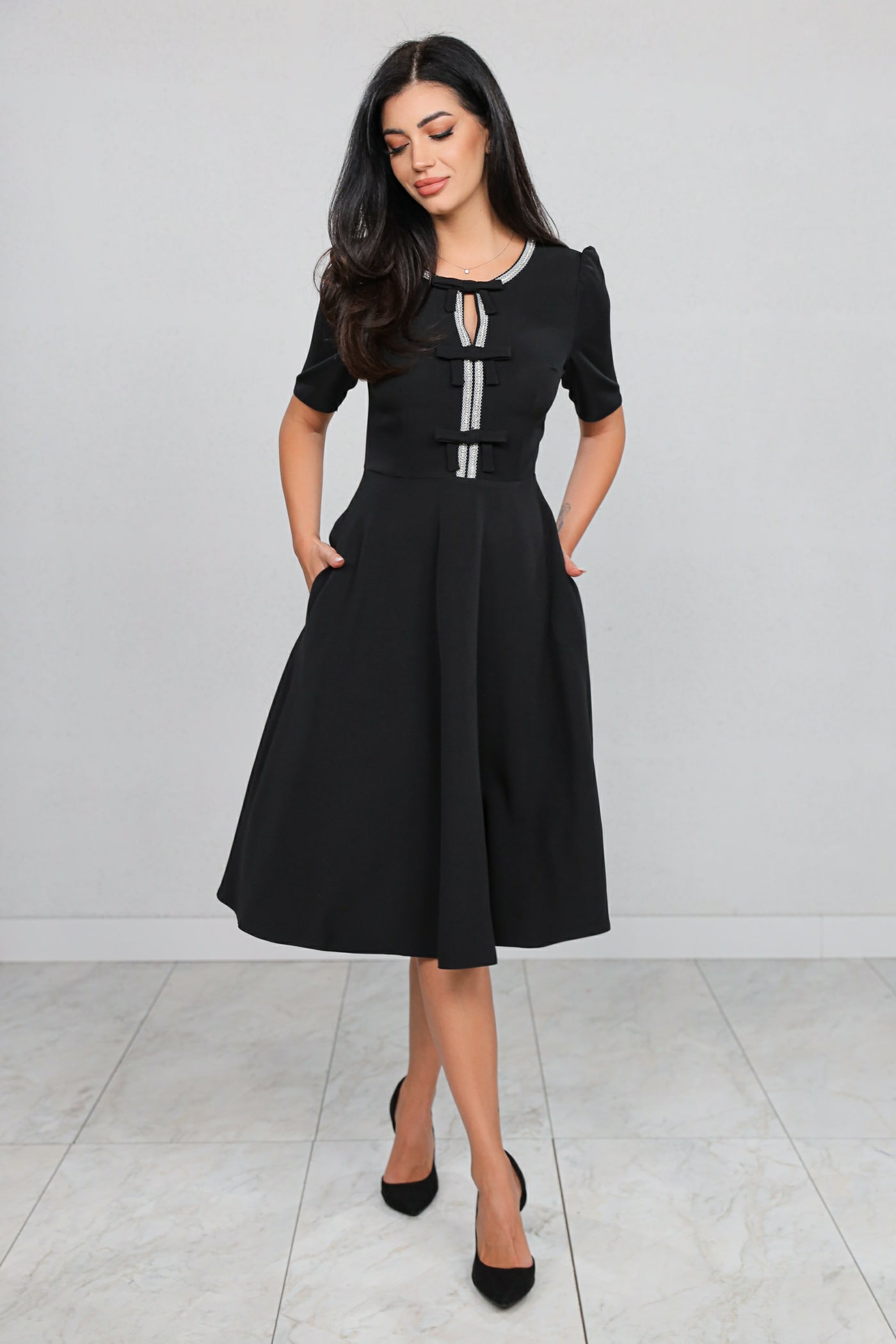 Rochie MBG Neagră cu Mânecă Scurtă și Bandă Stilizată