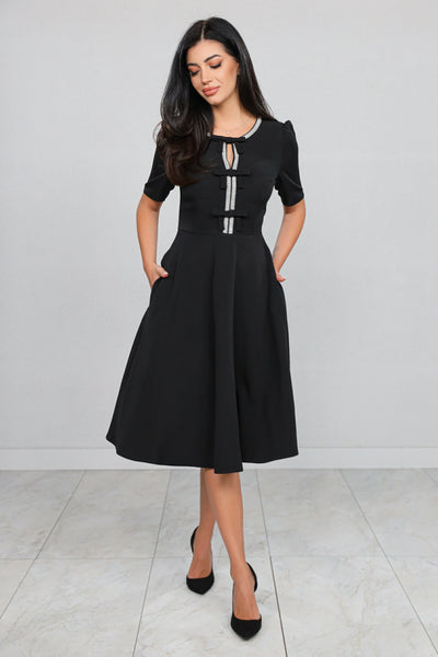 Rochie MBG Neagră cu Mânecă Scurtă și Bandă Stilizată