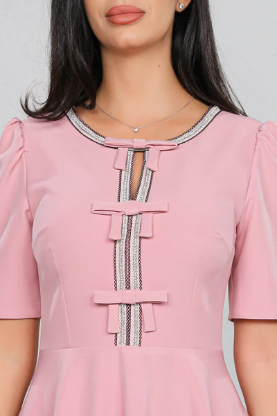Rochie MBG Roz cu Mânecă Scurtă și Bandă Stilizată