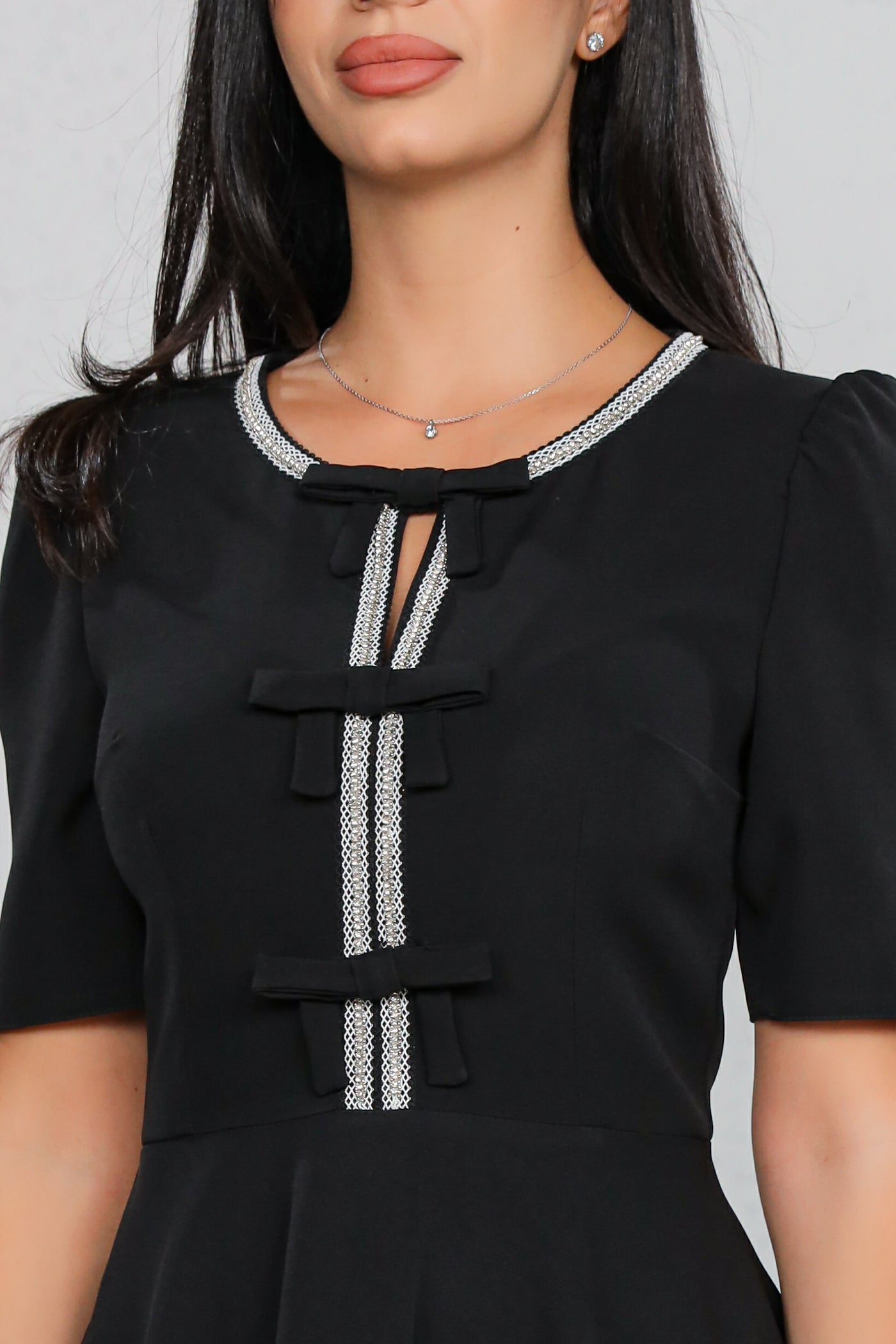 Rochie MBG Neagră cu Mânecă Scurtă și Bandă Stilizată