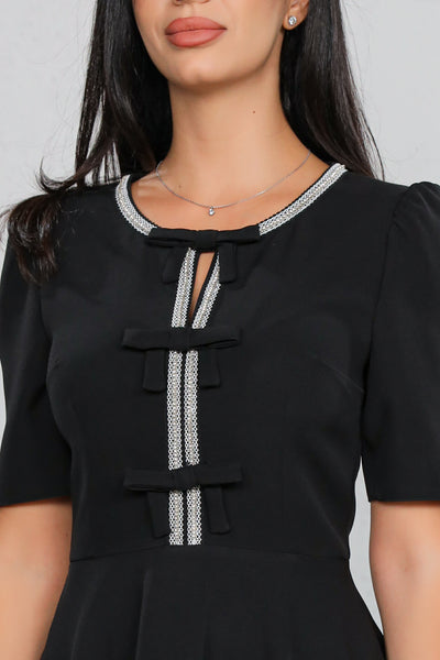 Rochie MBG Neagră cu Mânecă Scurtă și Bandă Stilizată