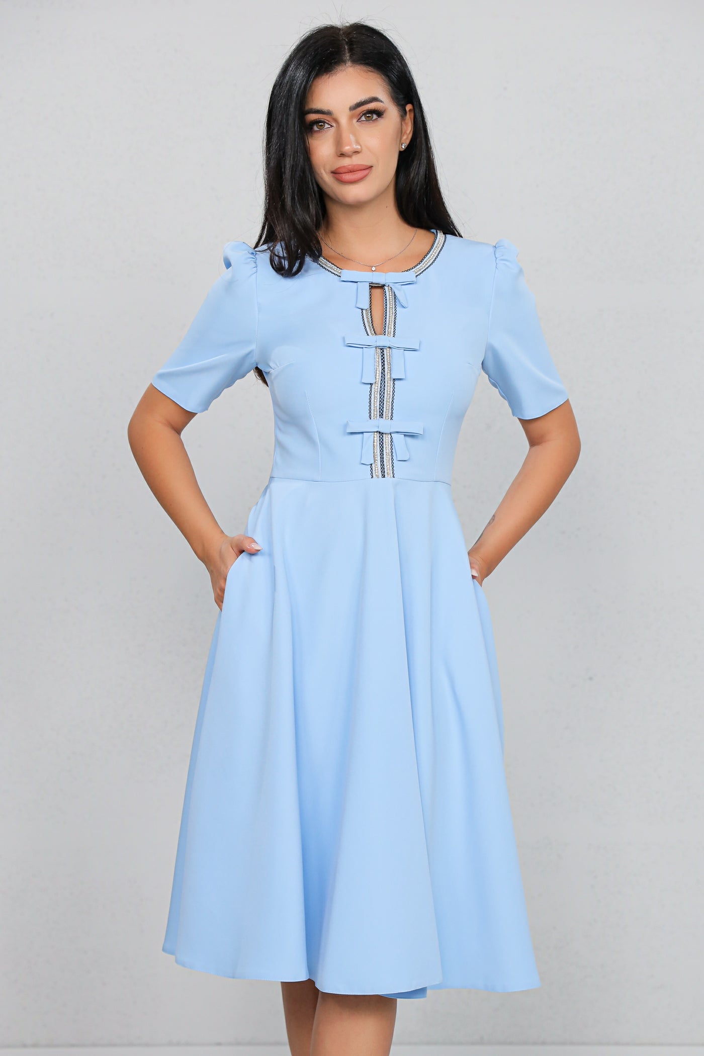 Rochie MBG Bleu cu Mânecă Scurtă și Bandă Stilizată