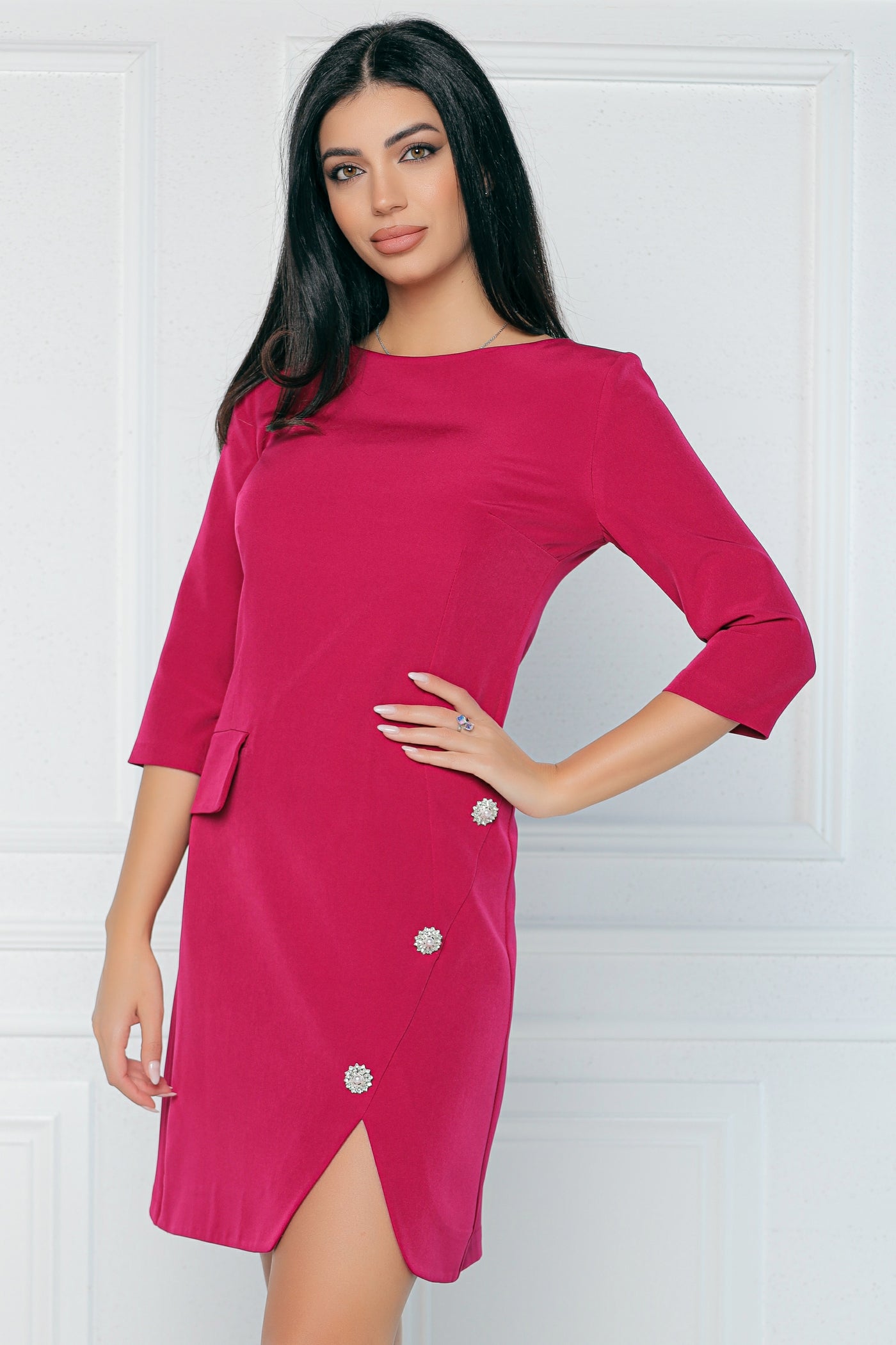 Rochie MBG magenta cu crepeu oblic si nasturi cu strasuri