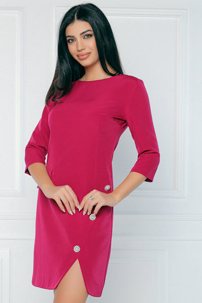 Rochie MBG magenta cu crepeu oblic si nasturi cu strasuri