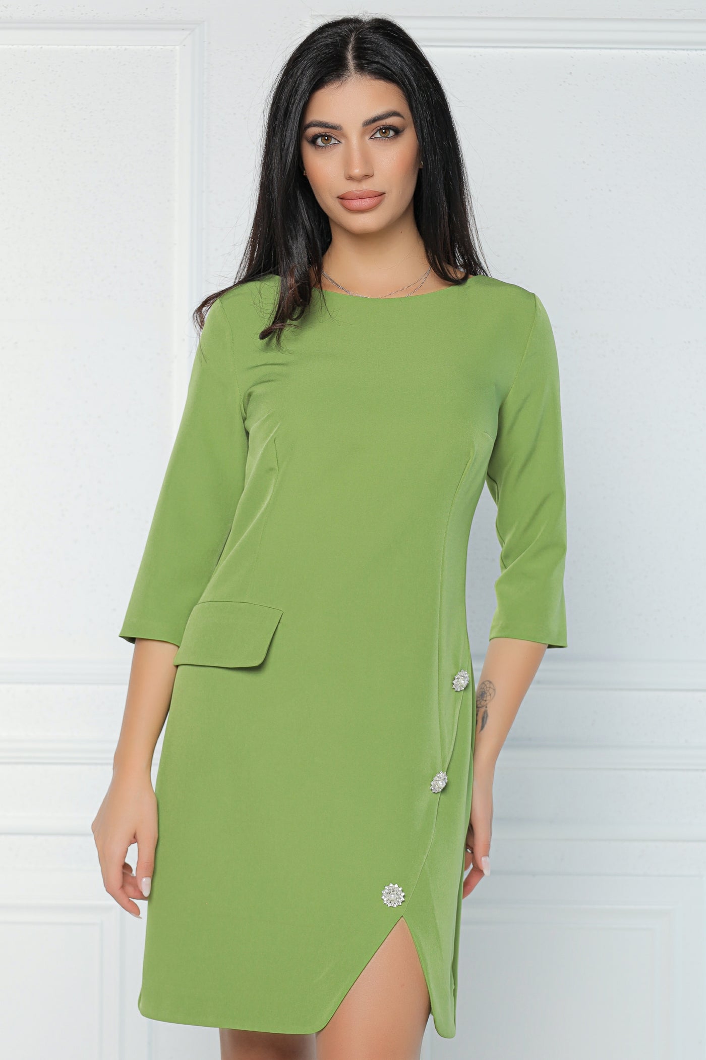 Rochie MBG olive cu crepeu oblic si nasturi cu strasuri