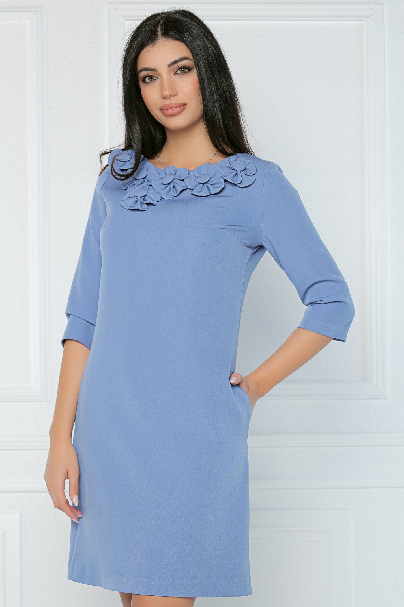 Rochie MBG bleu cu flori aplicate la decolteu