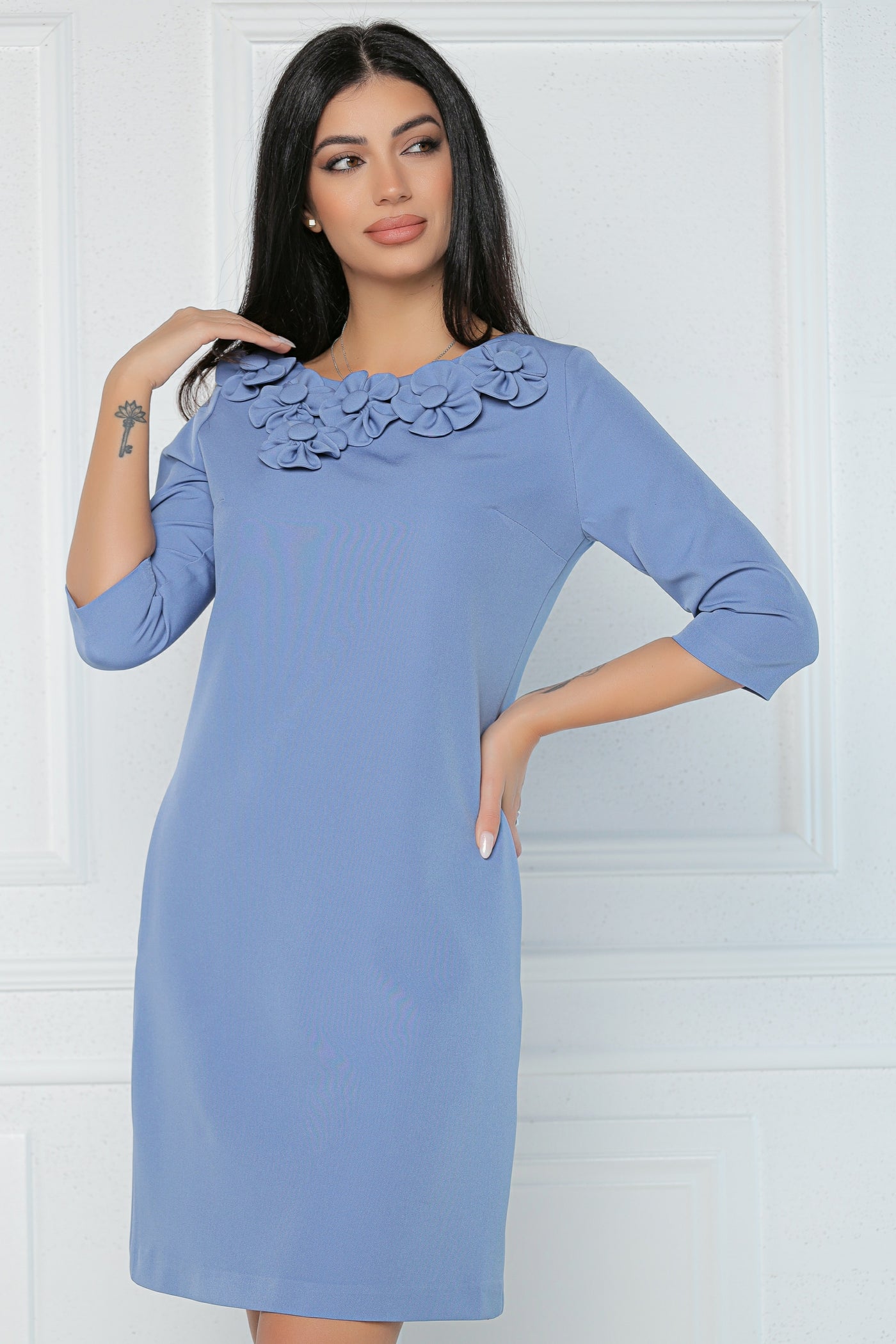 Rochie MBG bleu cu flori aplicate la decolteu