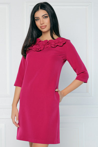 Rochie MBG magenta cu flori aplicate la decolteu