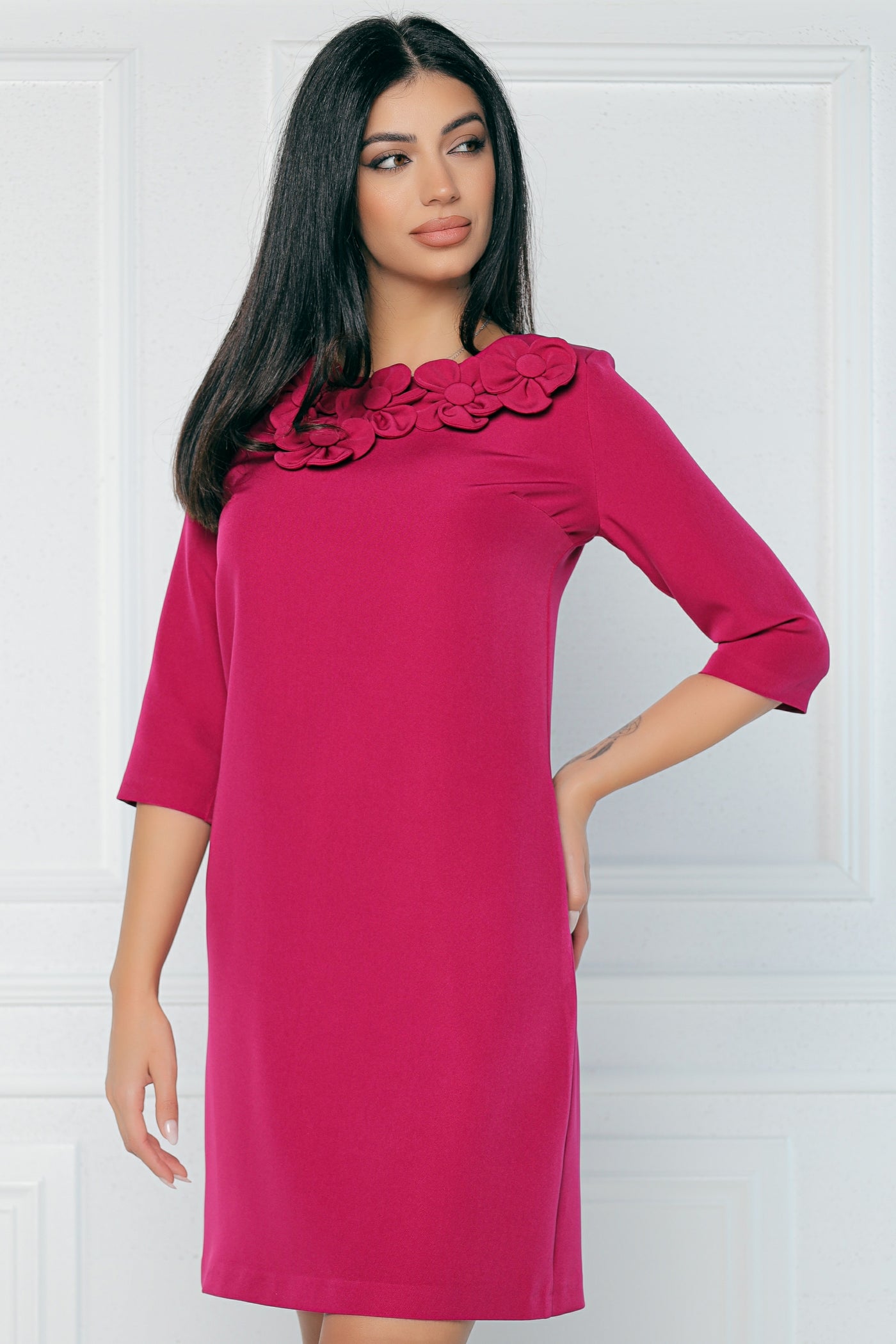 Rochie MBG magenta cu flori aplicate la decolteu