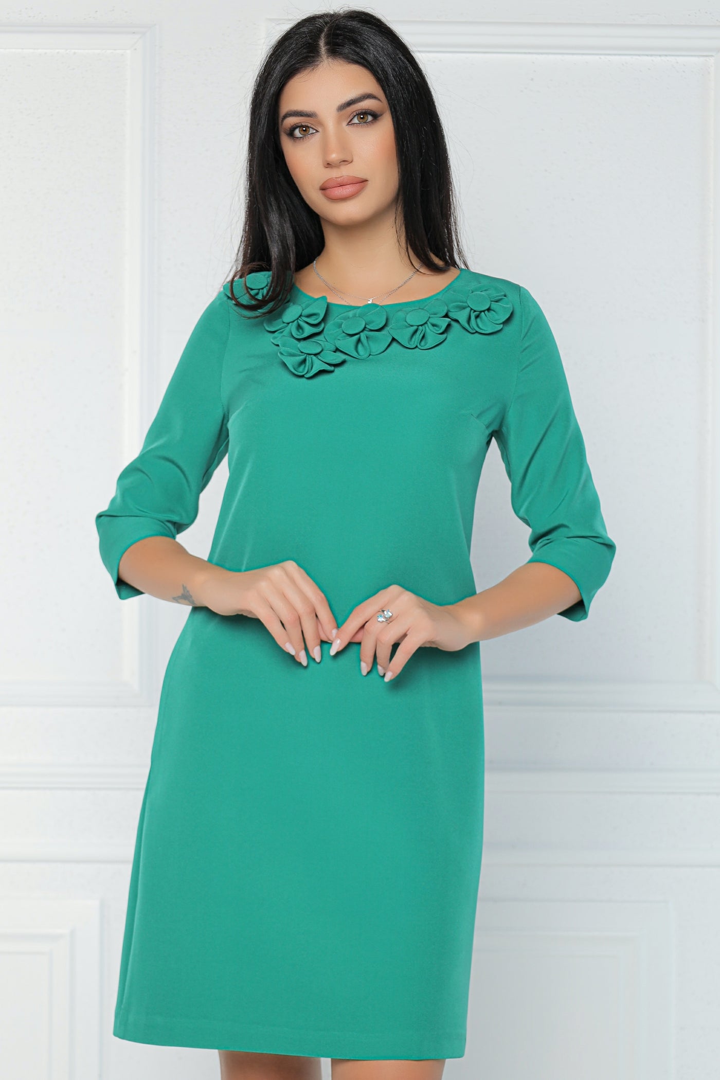 Rochie MBG verde cu flori aplicate la decolteu