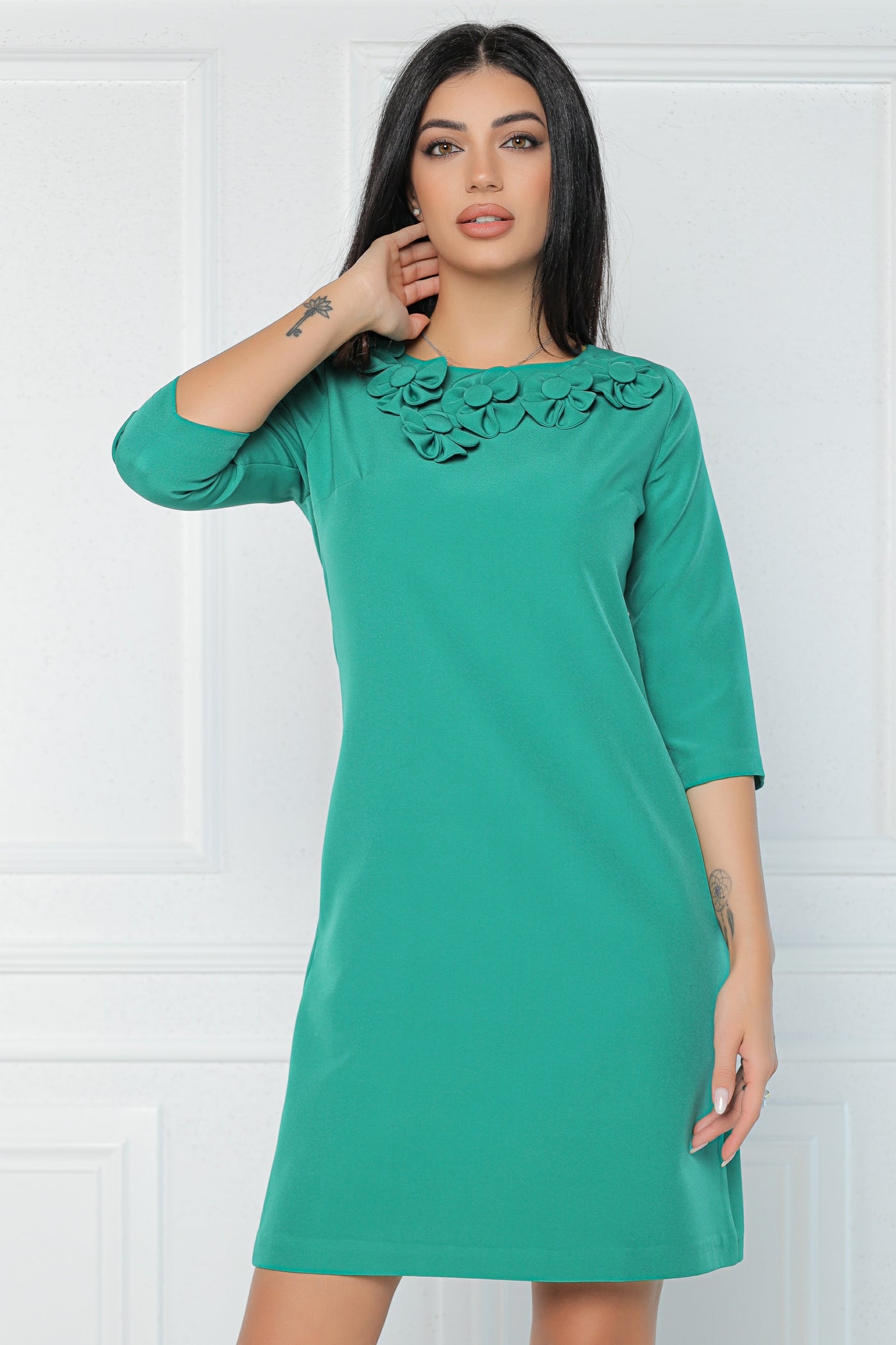 Rochie MBG verde cu flori aplicate la decolteu