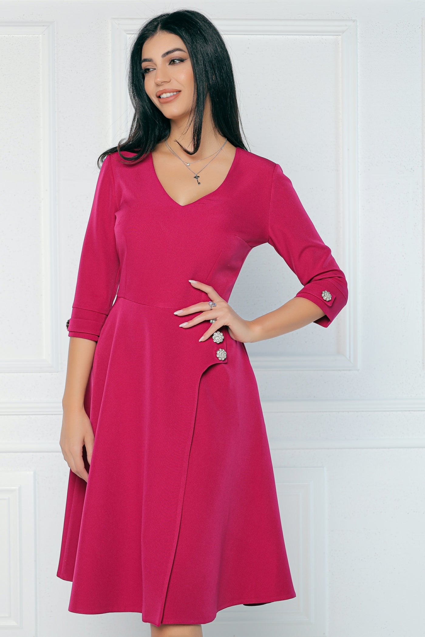 Rochie MBG magenta cu nasturi decorativi cu pietre