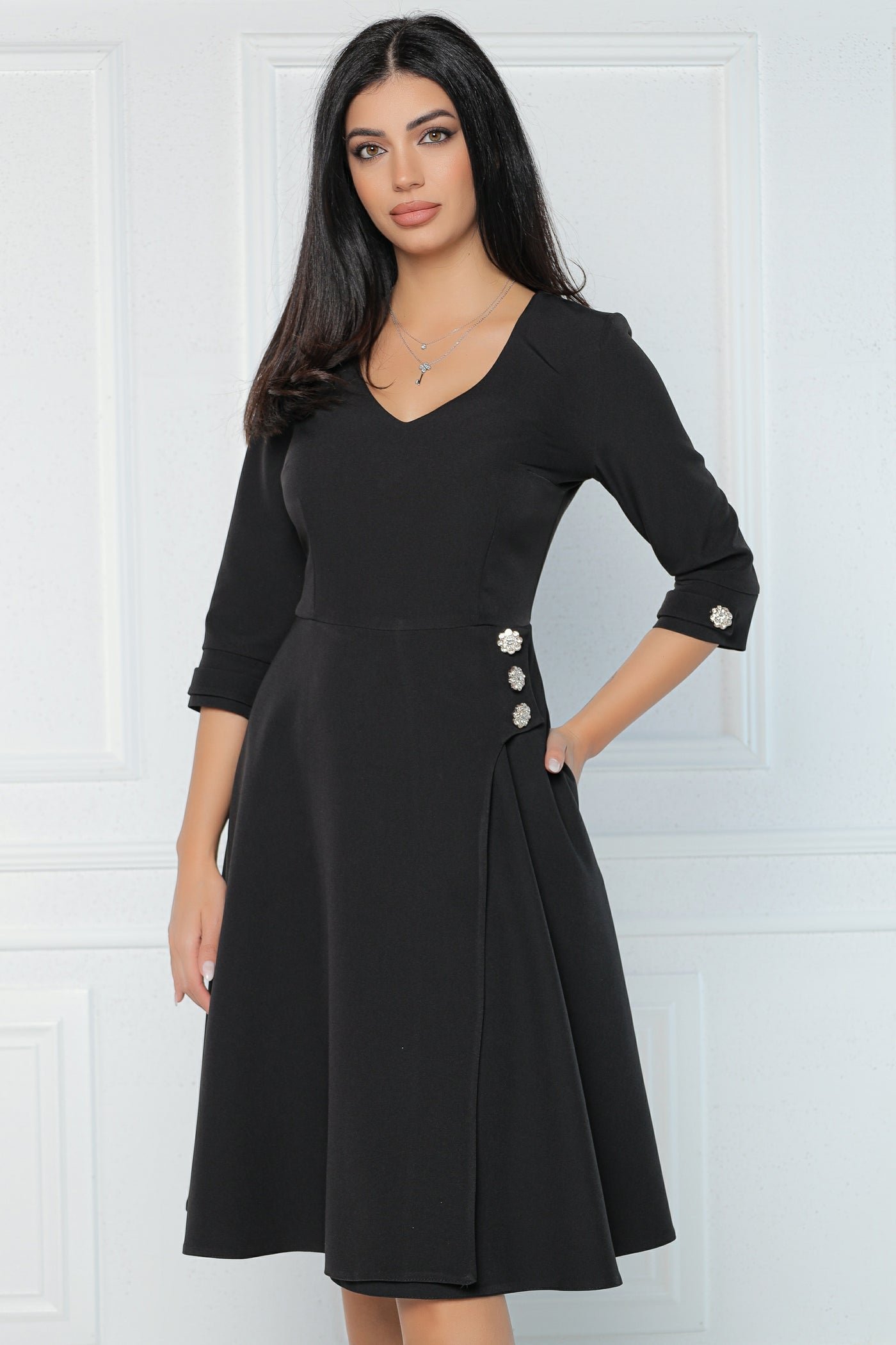 Rochie MBG neagra cu nasturi decorativi cu pietre