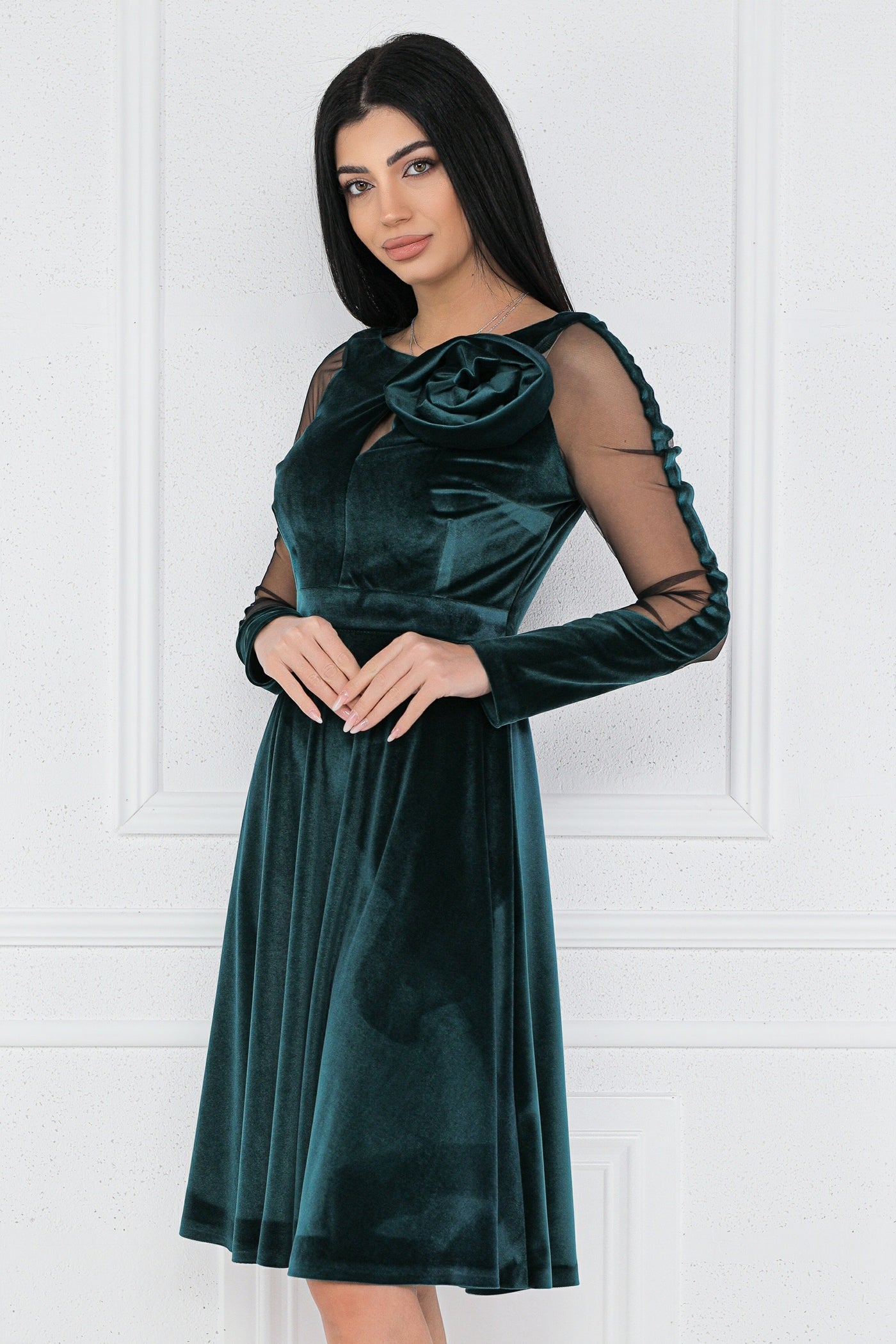 Rochie MBG verde din catifea cu floare in zona bustului