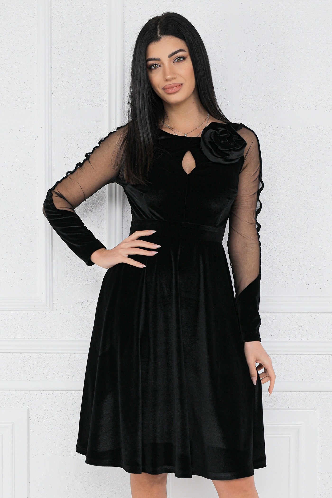 Rochie MBG neagra din catifea cu floare in zona bustului