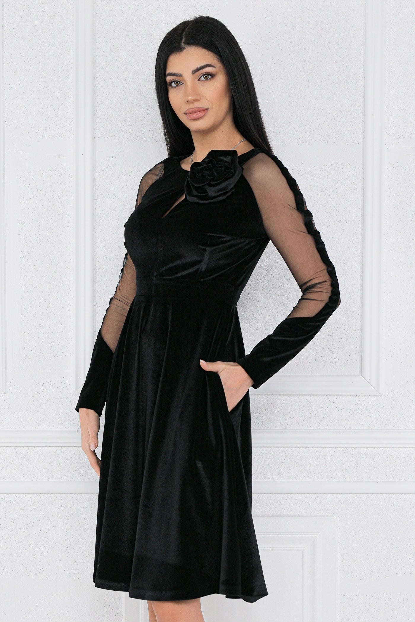 Rochie MBG neagra din catifea cu floare in zona bustului