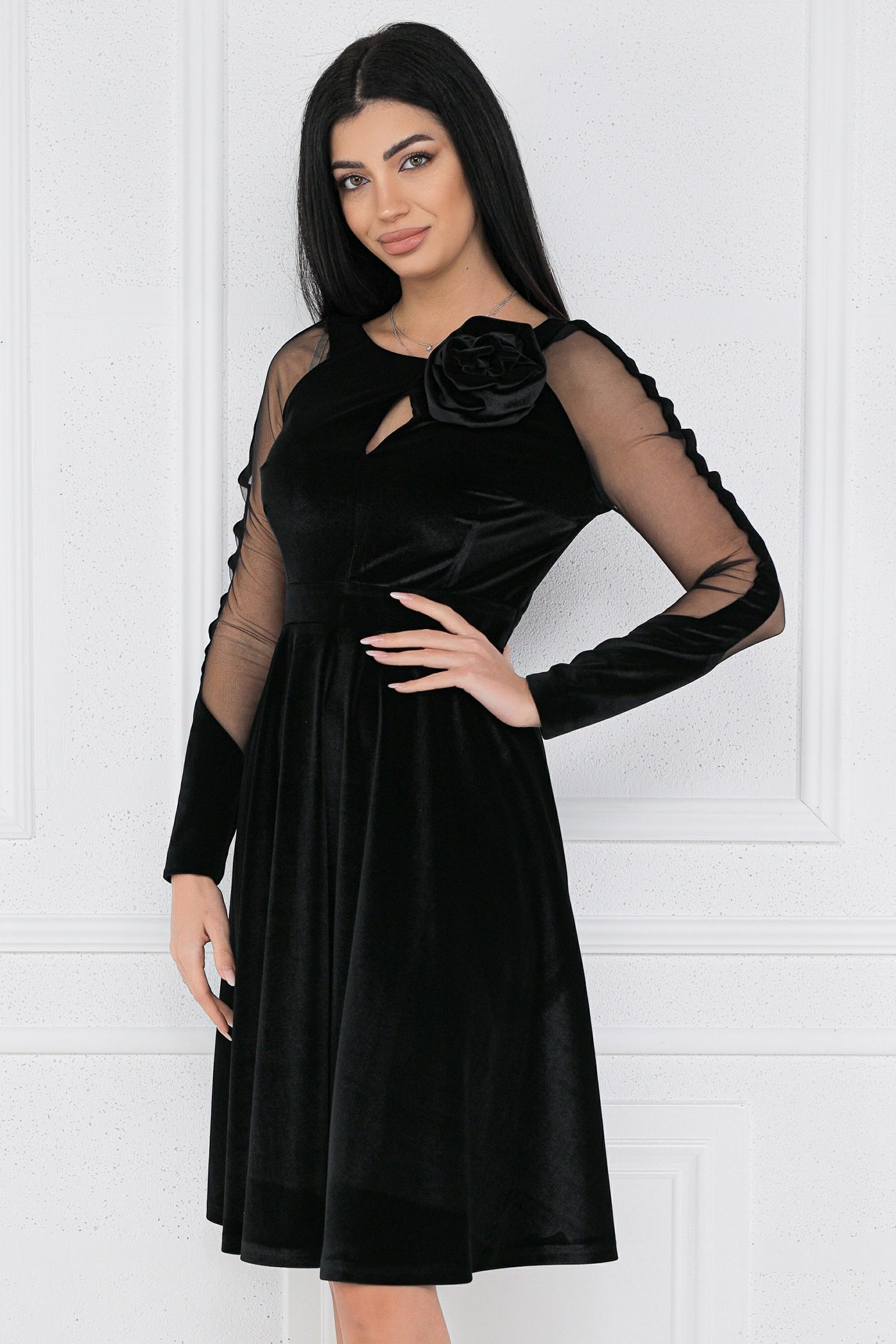 Rochie MBG neagra din catifea cu floare in zona bustului