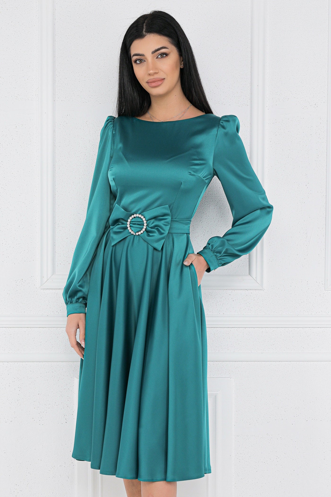 Rochie MBG verde satinata cu funda in talie