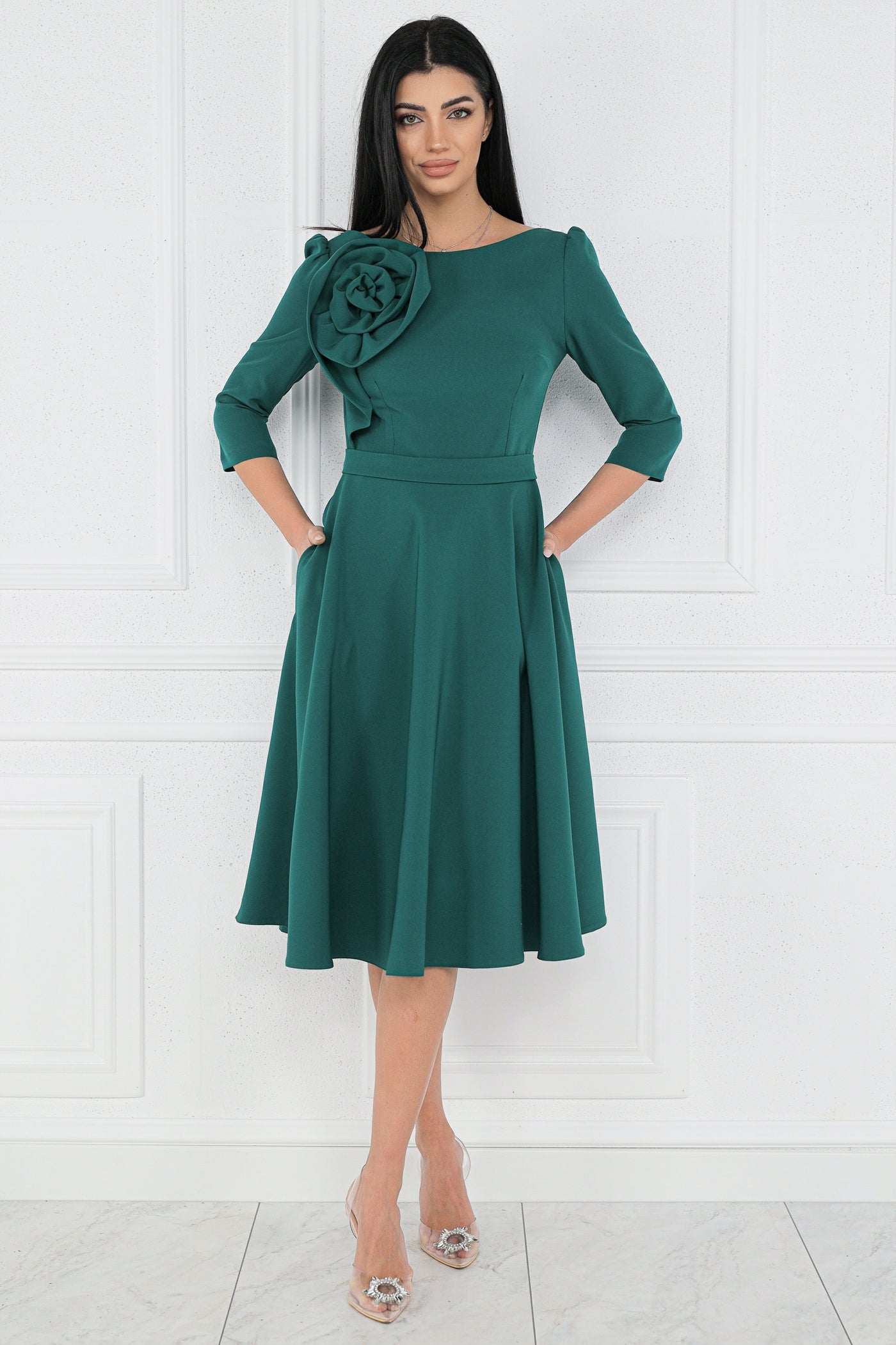 Rochie MBG verde cu floare maxi pe umăr