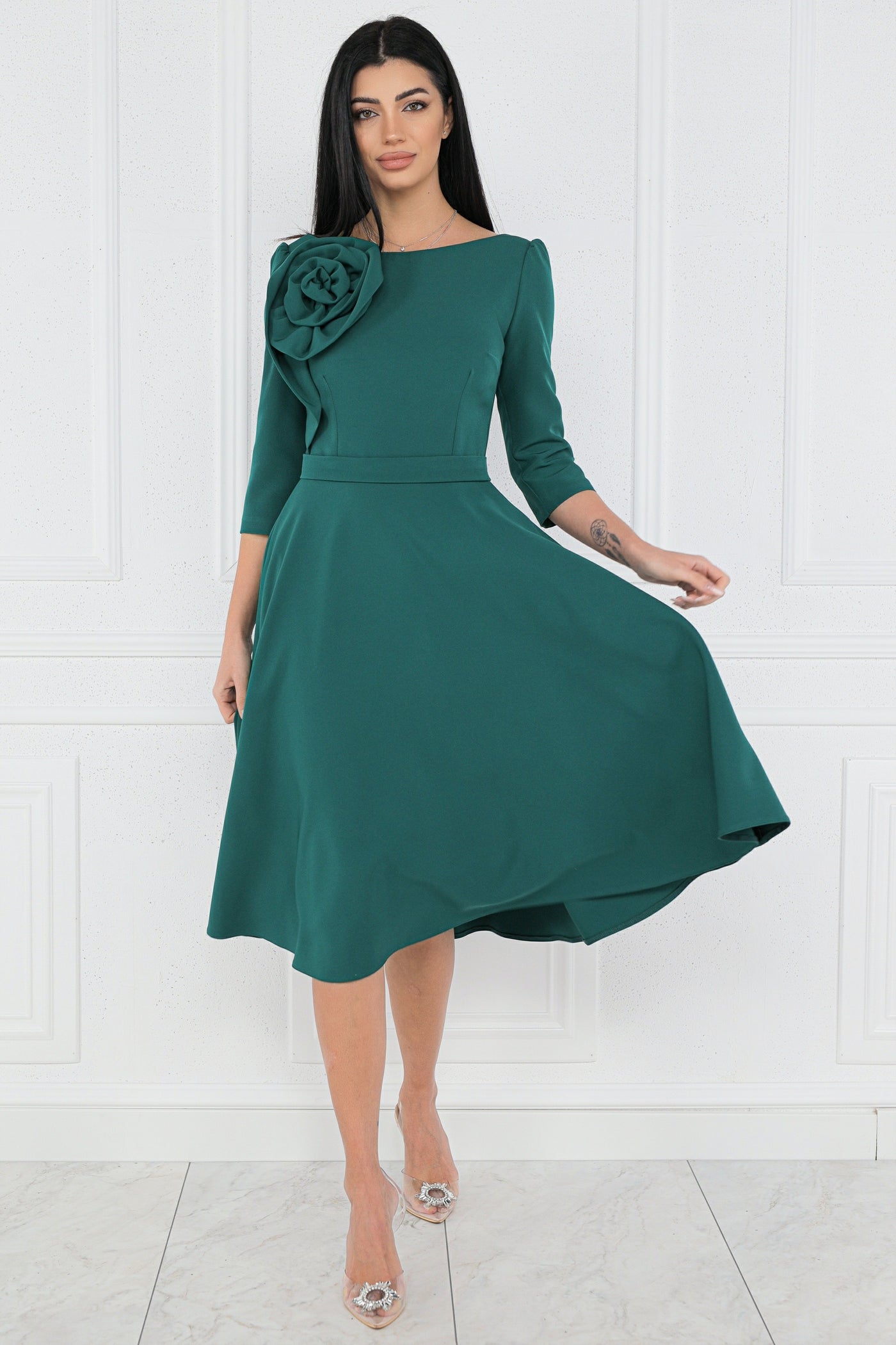 Rochie MBG verde cu floare maxi pe umăr