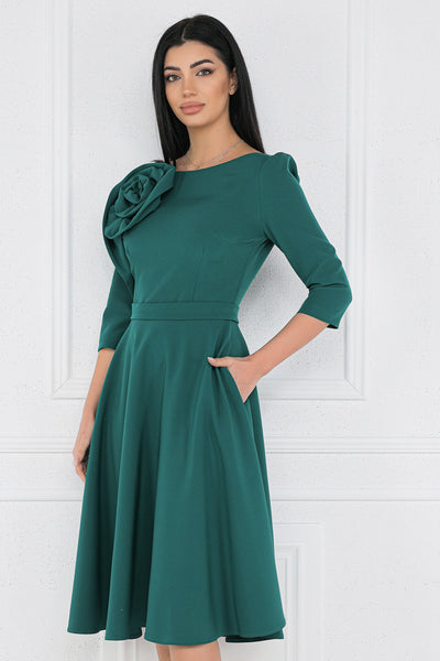 Rochie MBG verde cu floare maxi pe umăr