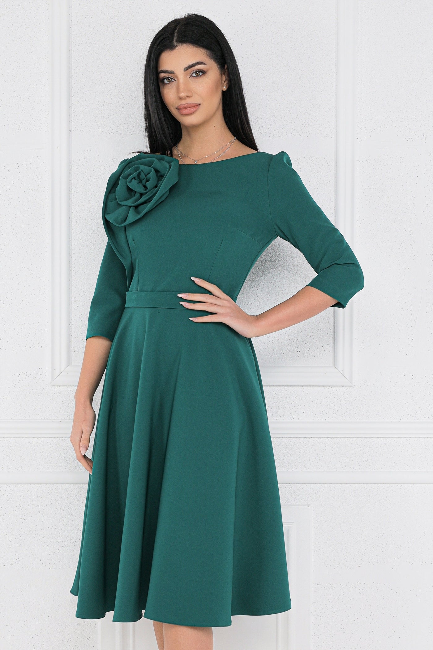 Rochie MBG verde cu floare maxi pe umăr