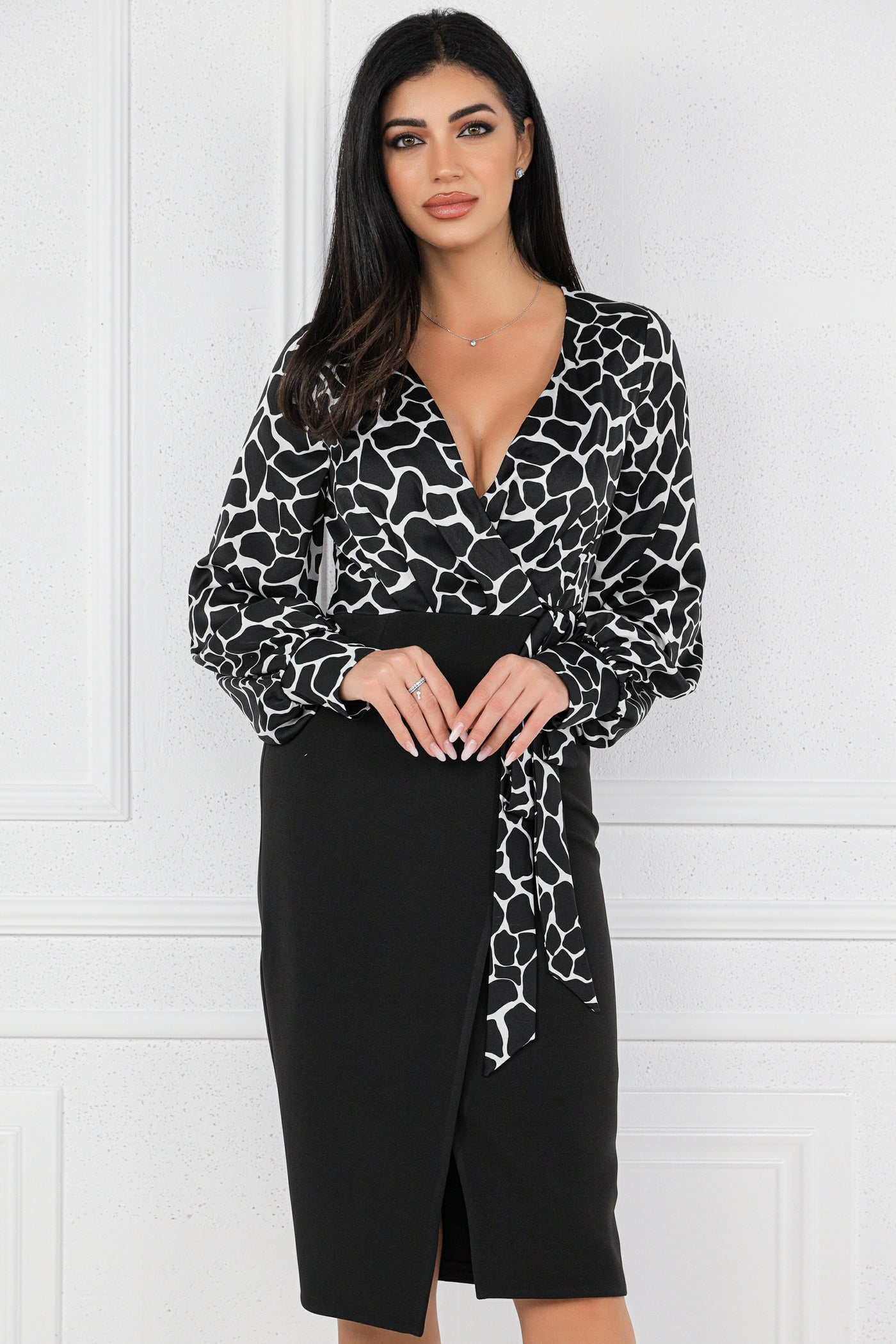 Rochie MBG neagra cu aspect petrecut si bust animal print alb