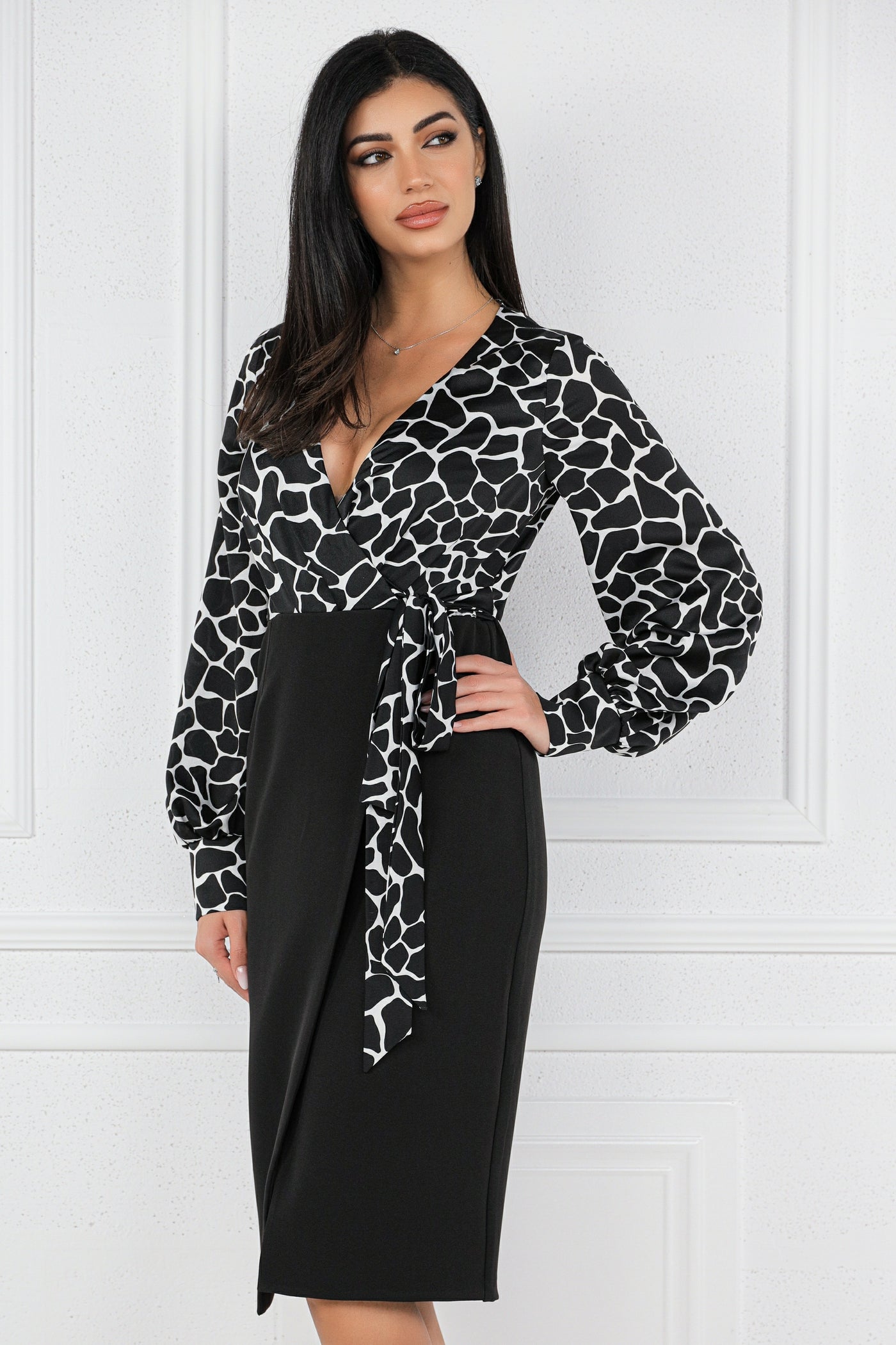 Rochie MBG neagra cu aspect petrecut si bust animal print alb