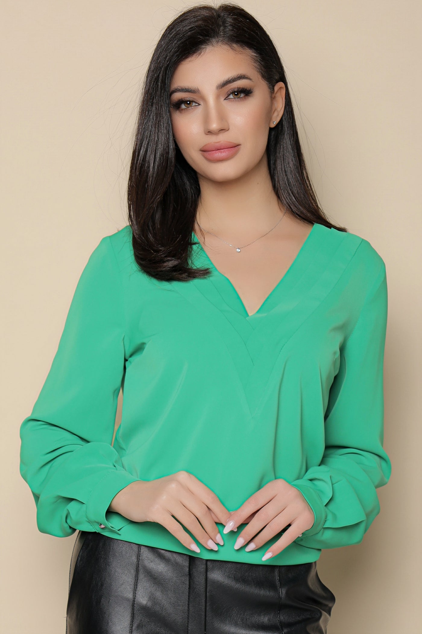 Bluza MBG verde cu decolteu stilizat