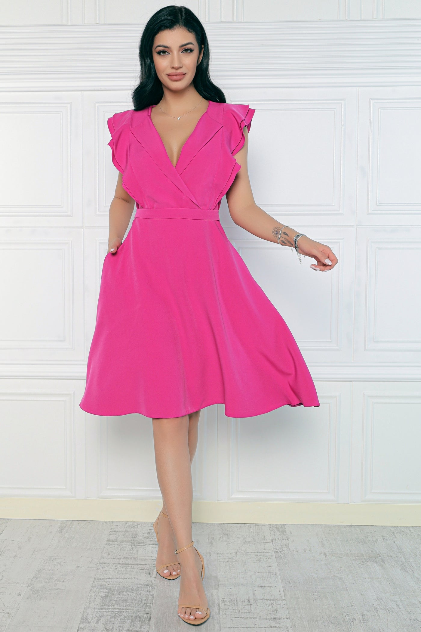 Rochie MBG fuchsia cu revere si volane la bust