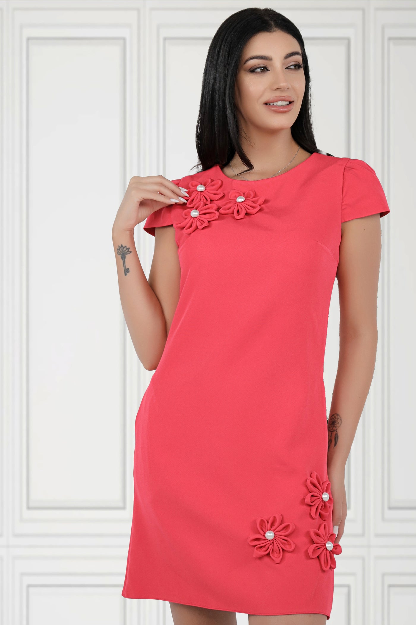 Rochie MBG corai cu flori aplicate lateral