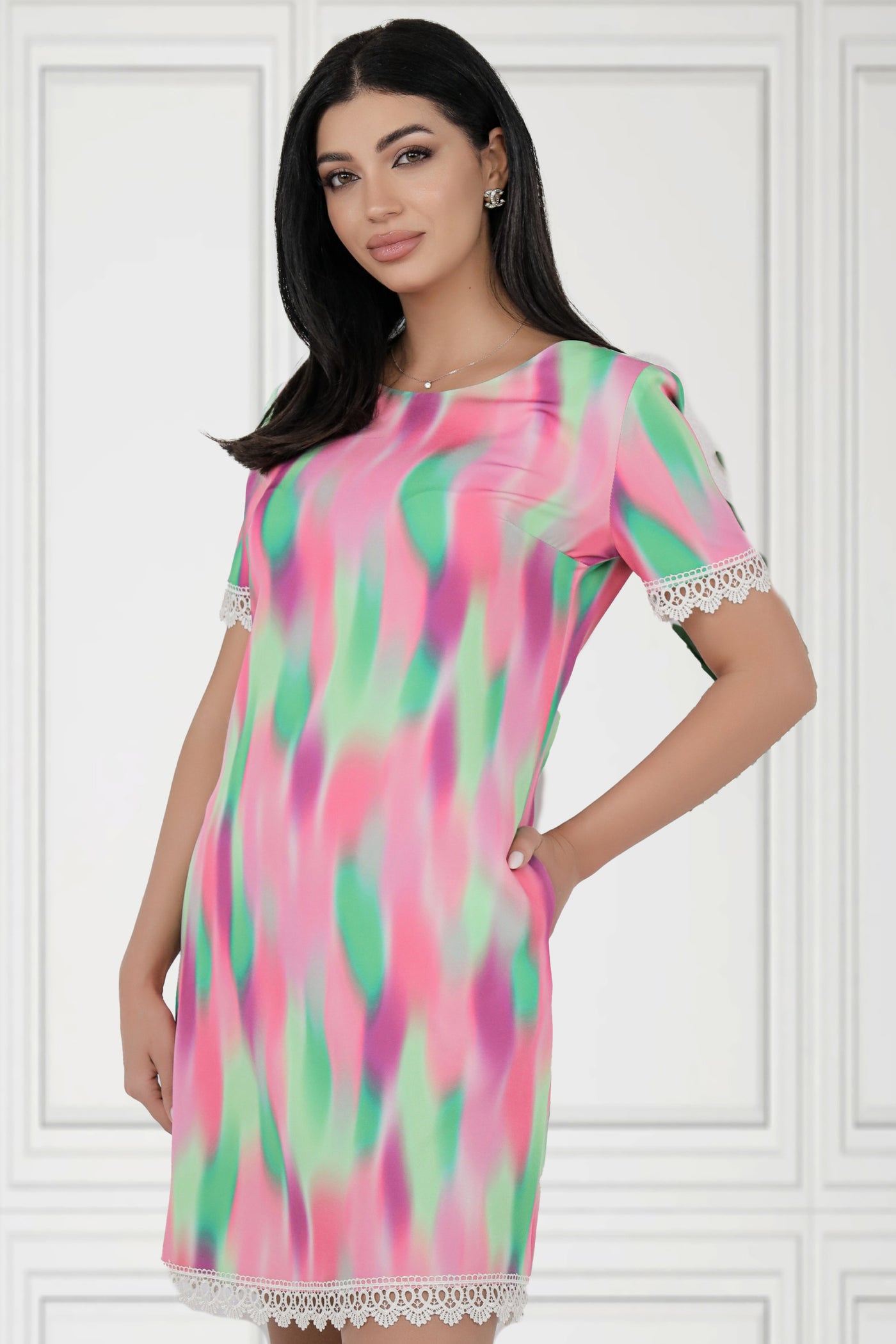 Rochie MBG multicolora cu broderie la extremitati