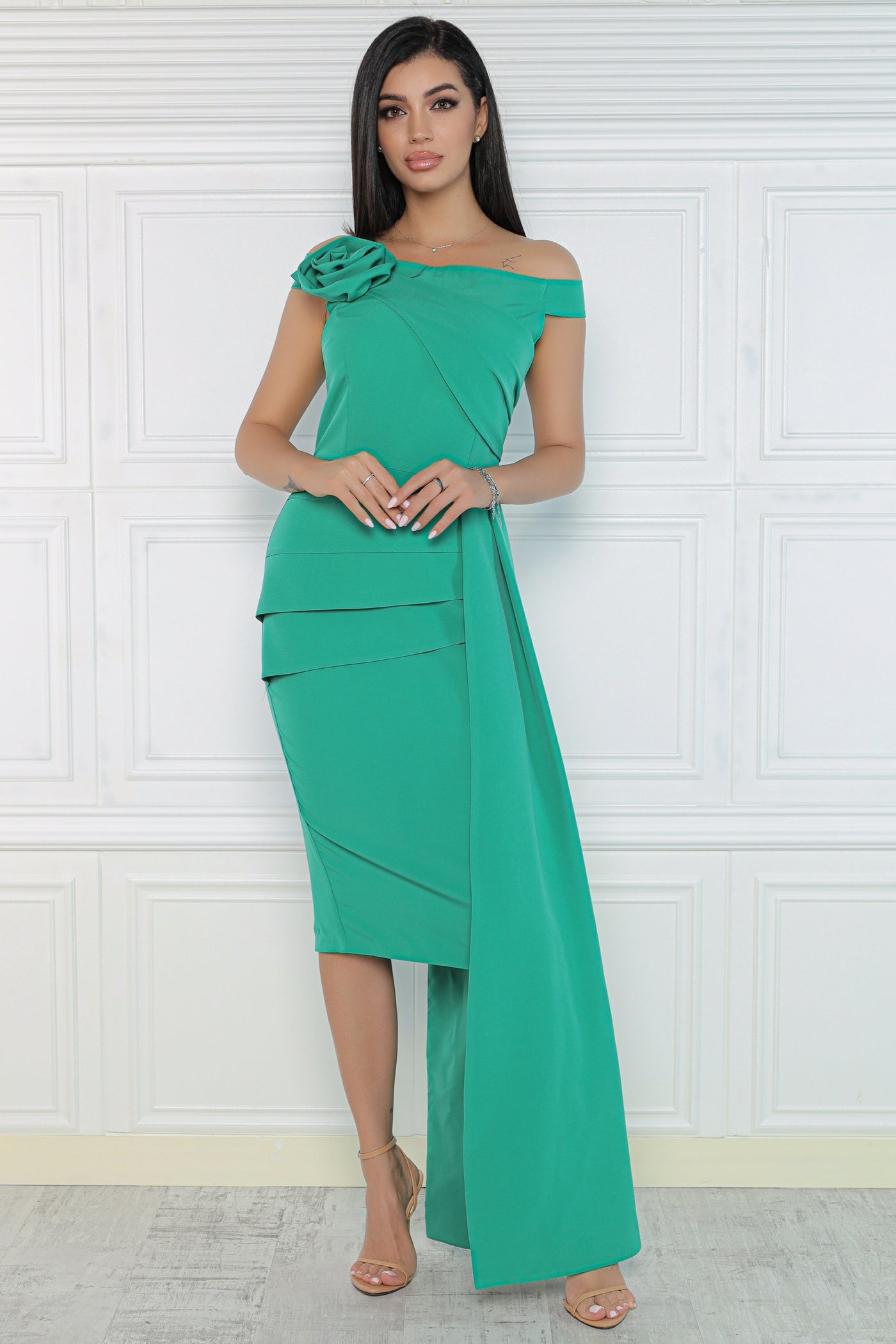 Rochie MBG verde cu floare 3D si trena laterala