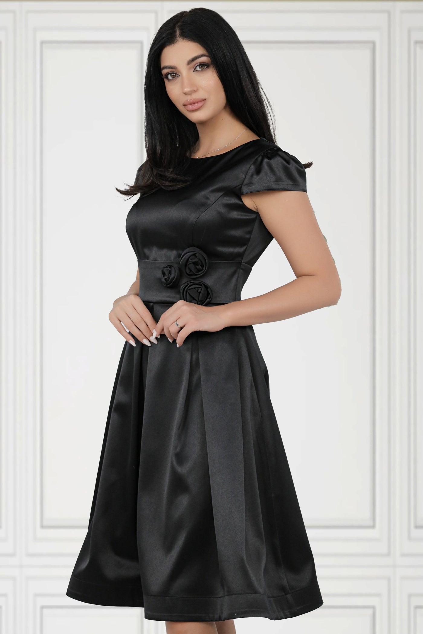 Rochie MBG neagra satinata cu trandafiri 3D