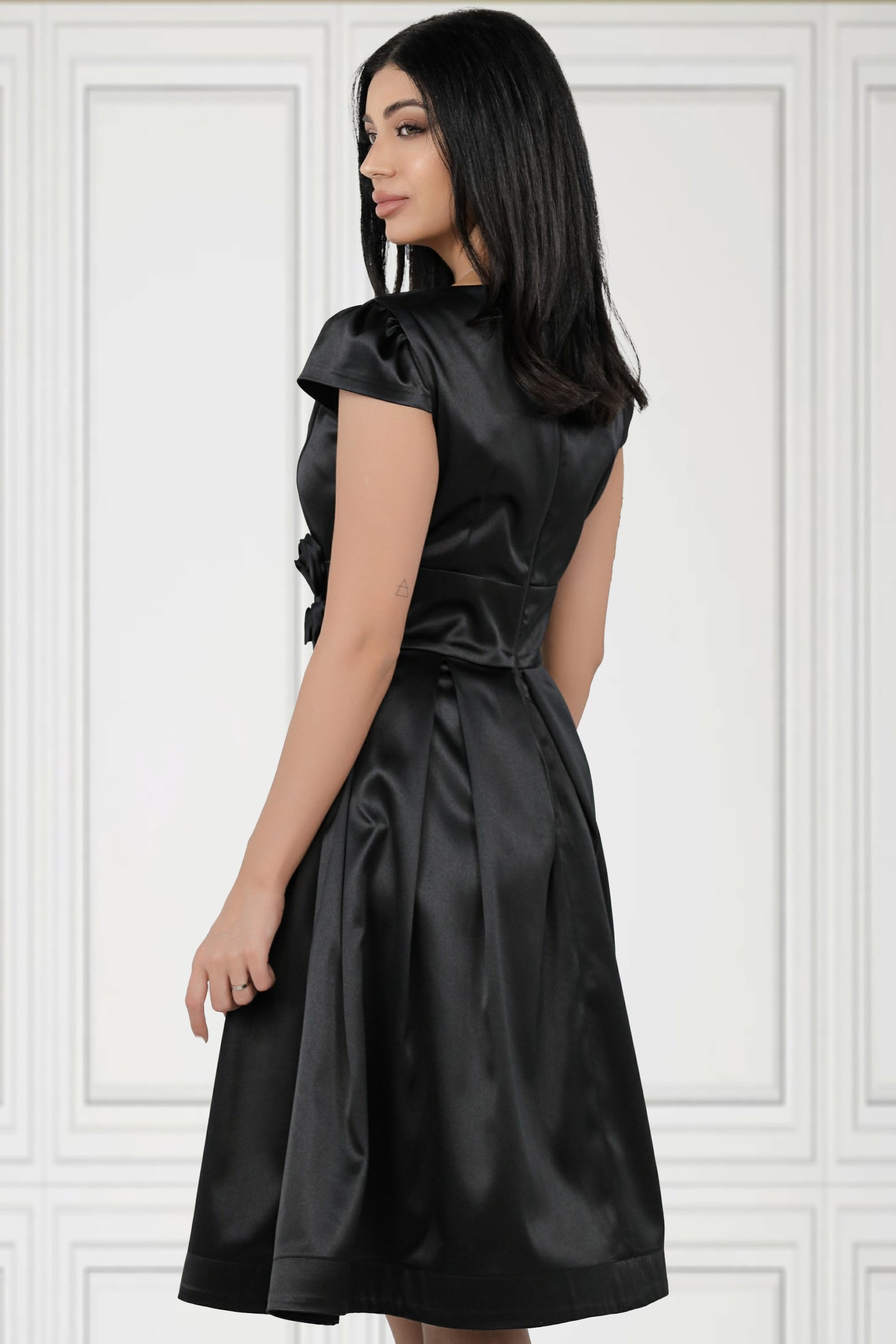 Rochie MBG neagra satinata cu trandafiri 3D