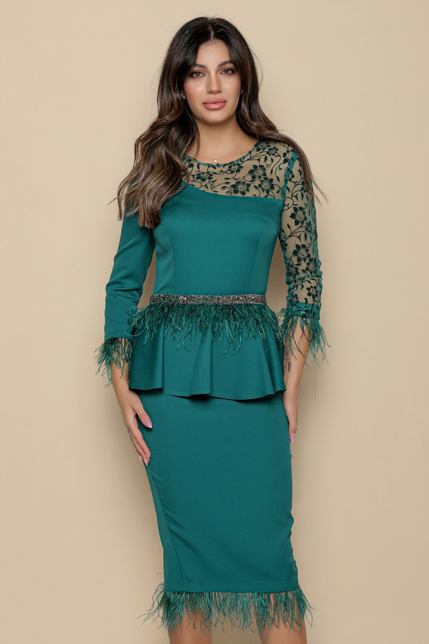 Rochie MBG verde accesorizata cu pene si peplum in talie