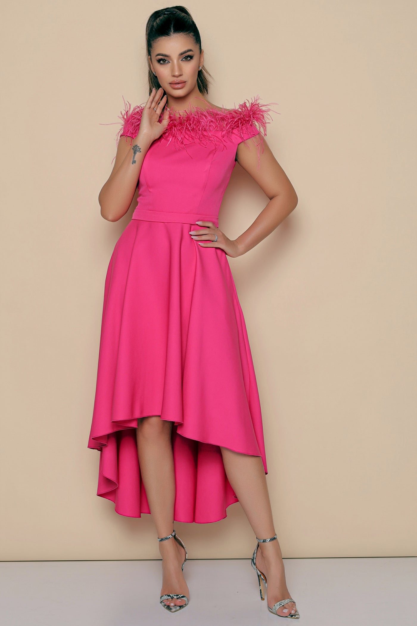 Rochie MBG fuchsia asimetrica cu pene la decolteu