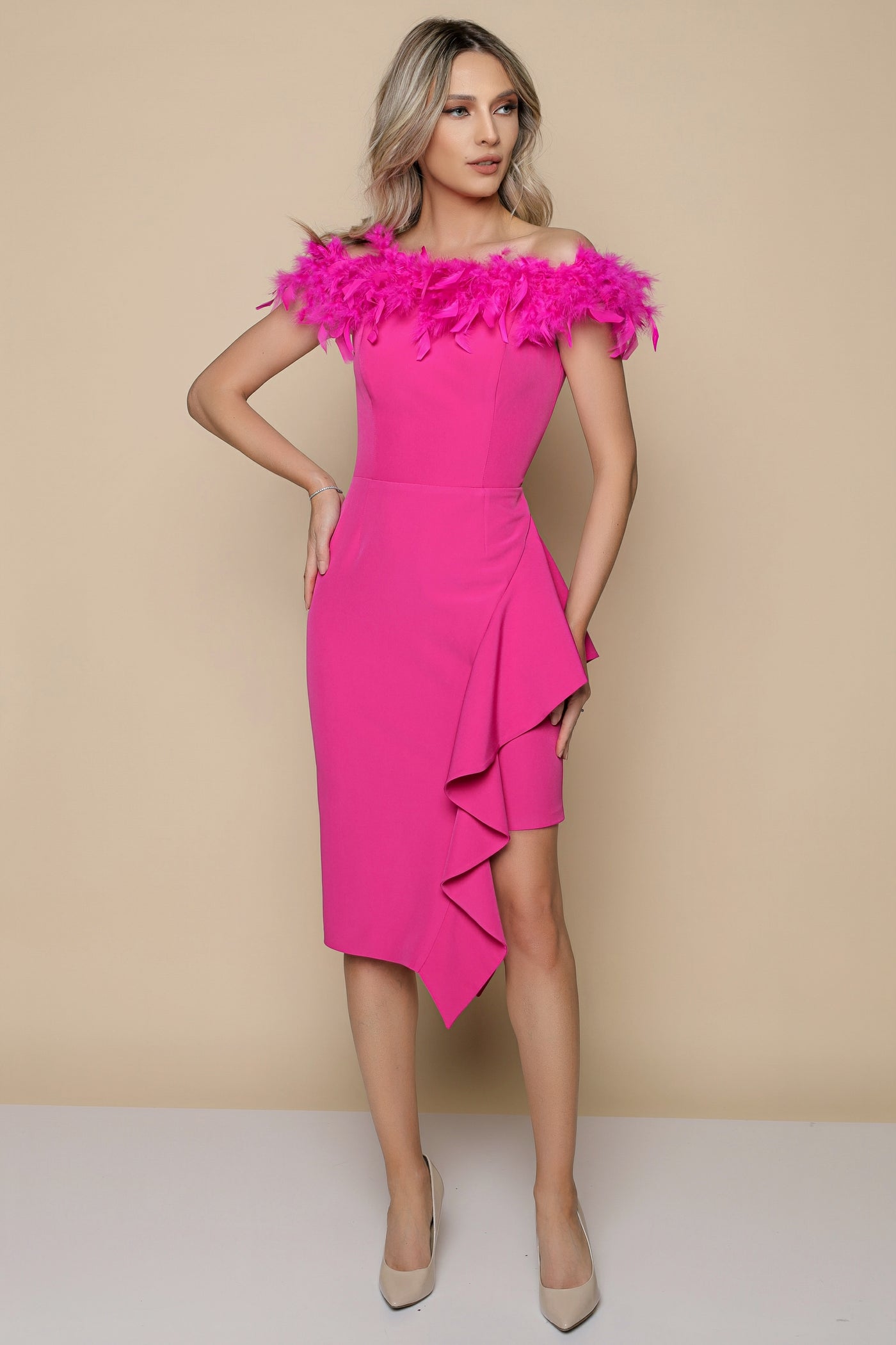 Rochie MBG fuchsia cu volan pe fusta si pene la bust