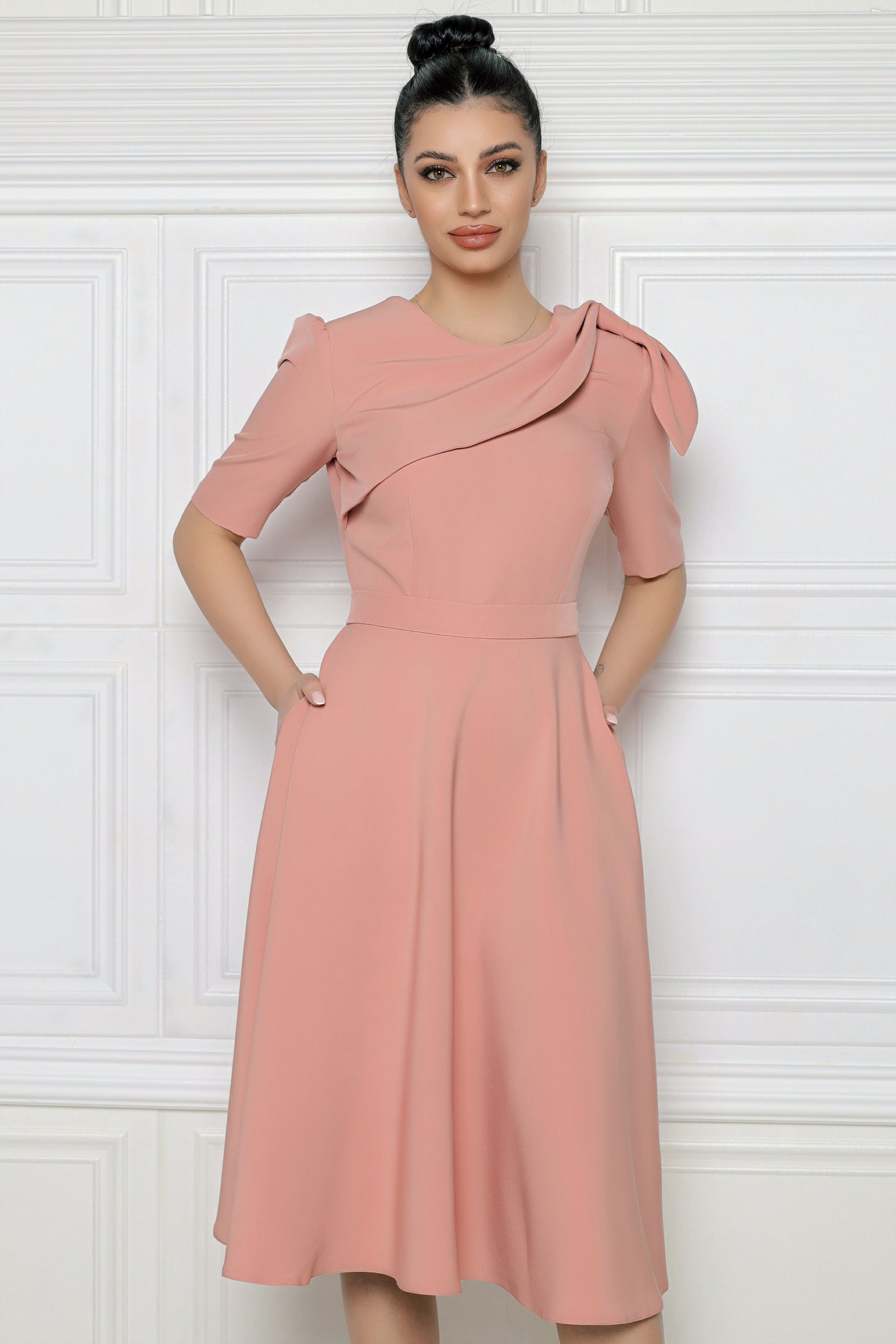 Rochie MBG peach cu fald strans pe umar