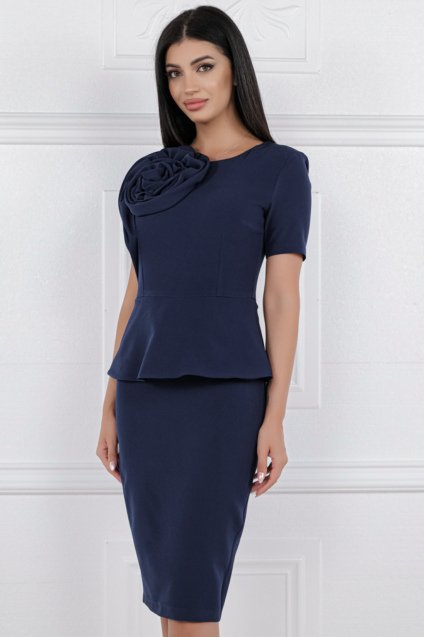 Rochie MBG bleumarin cu peplum si floare maxi pe umăr