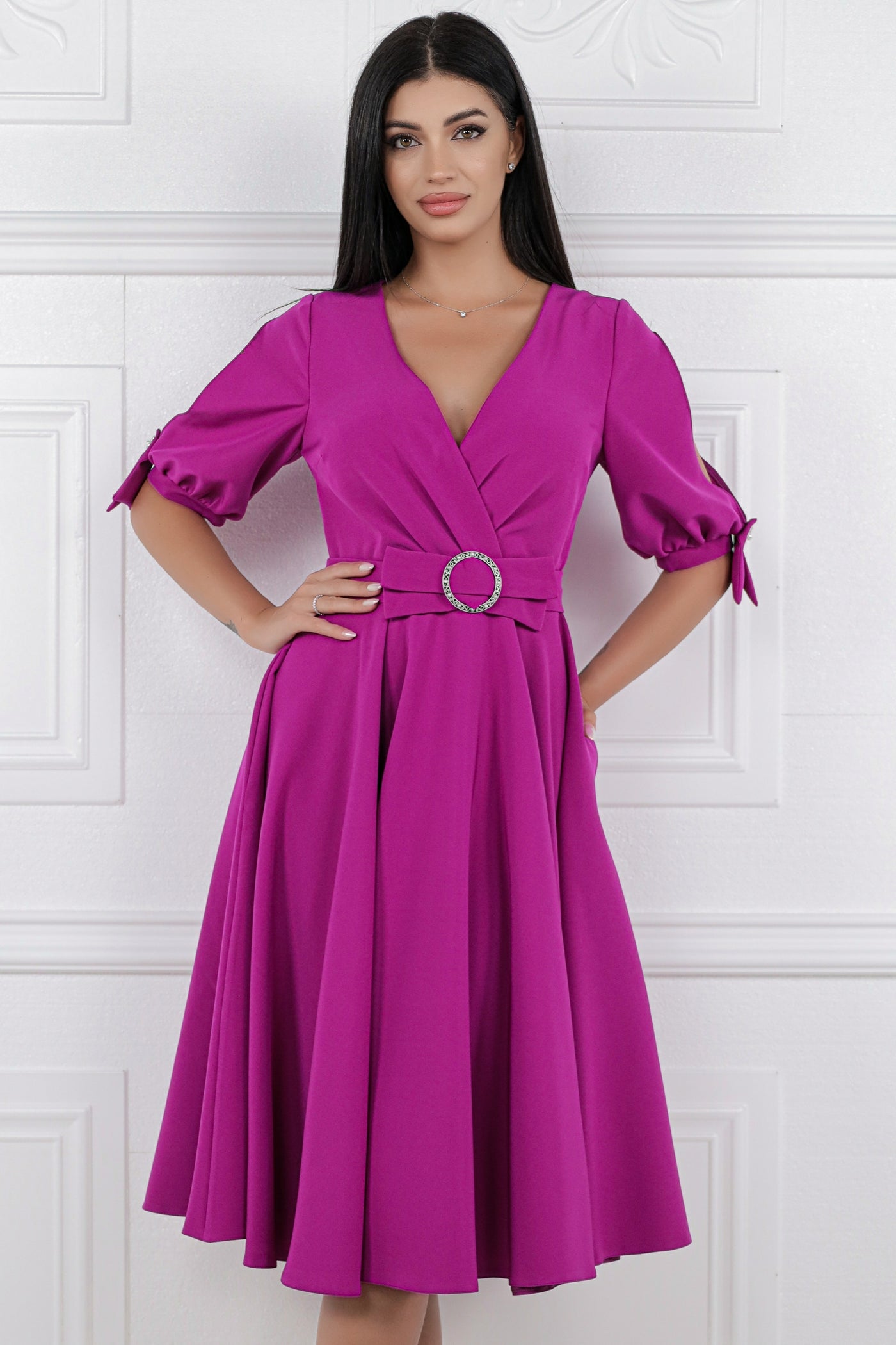 Rochie MBG magenta cu funda in talie si decupaj pe maneci