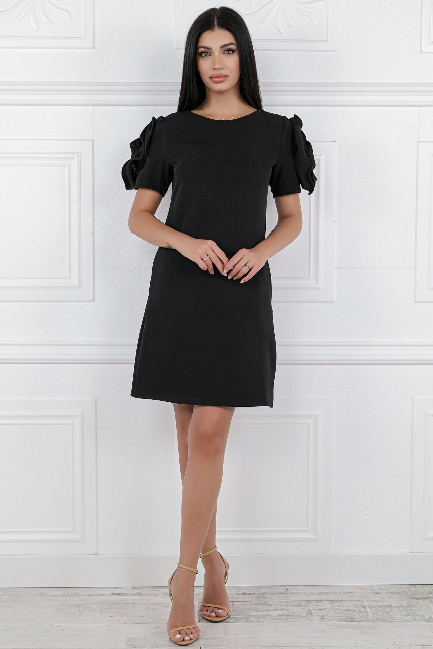 Rochie MBG neagra cu trandafir manual pe maneci